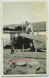 泛銀光影下的協作 民國煙臺芝罘木工老照片中的雙人鋸木技藝